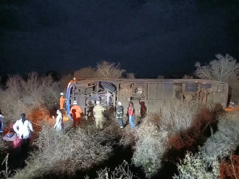 Acidente com ônibus na Bahia. Foto: redes sociais. Acidente com ônibus que saiu de Fortaleza deixa 8 mortos e 12 feridos na Bahia