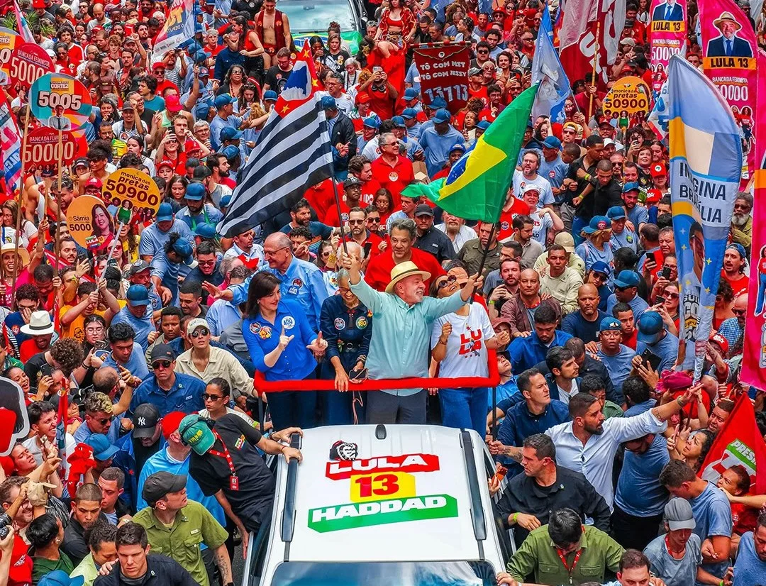 Lula encerra campanha do primeiro turno com caminhada na rua Augusta, em São Paulo