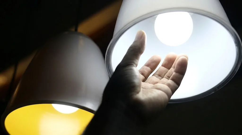Conta de energia pode ter desconto de até 100% para algumas famílias; veja quem tem direito