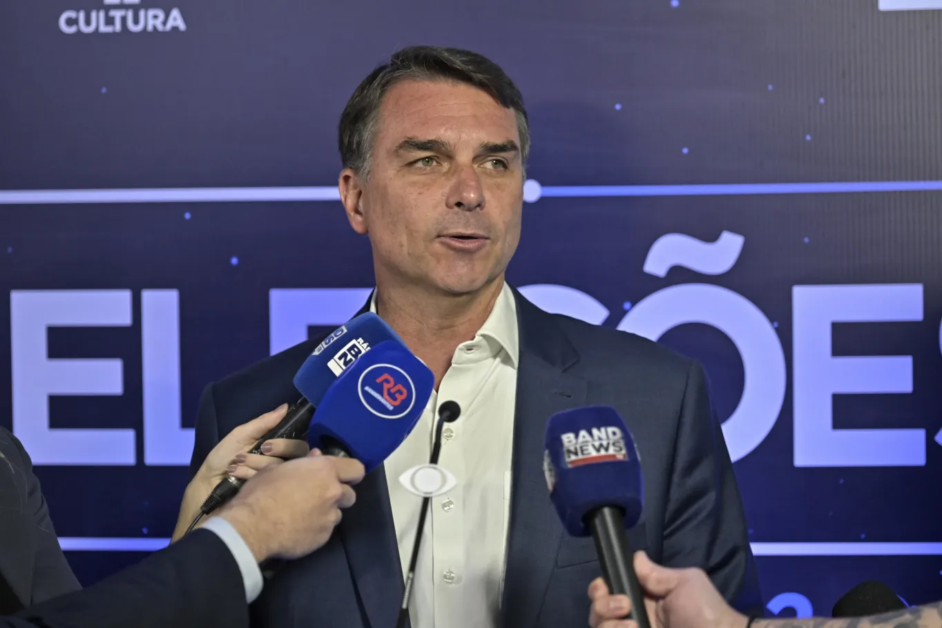 Flávio Bolsonaro participa de debate com o presidente Lula na Band | Crédito: Renato Pizzutto/Band. Flávio Bolsonaro e loja Kopenhagen: entenda a relação que virou assunto nas redes sociais