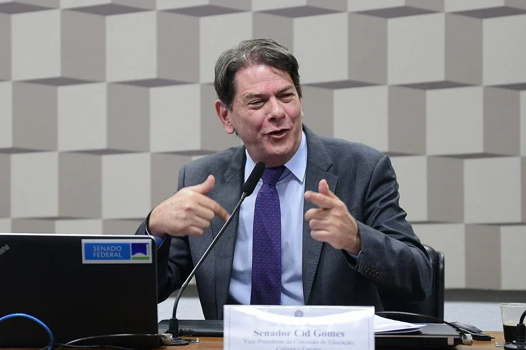 Reeleito senador, Cid Gomes agradece votos e comemora vitórias de Elmano e Luizianne