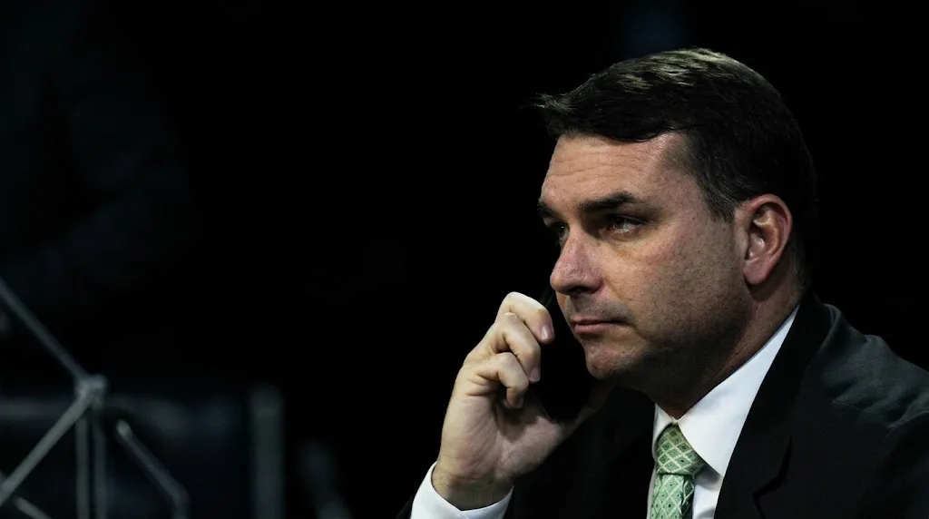 “Mulher tudo bem, mas preta?”: post antigo de Flávio Bolsonaro viraliza e candidato apaga publicação
