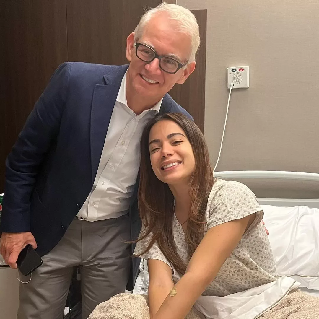 Anitta tem alta hospitalar após cirurgia de endometriose: "seguirei me cuidando"