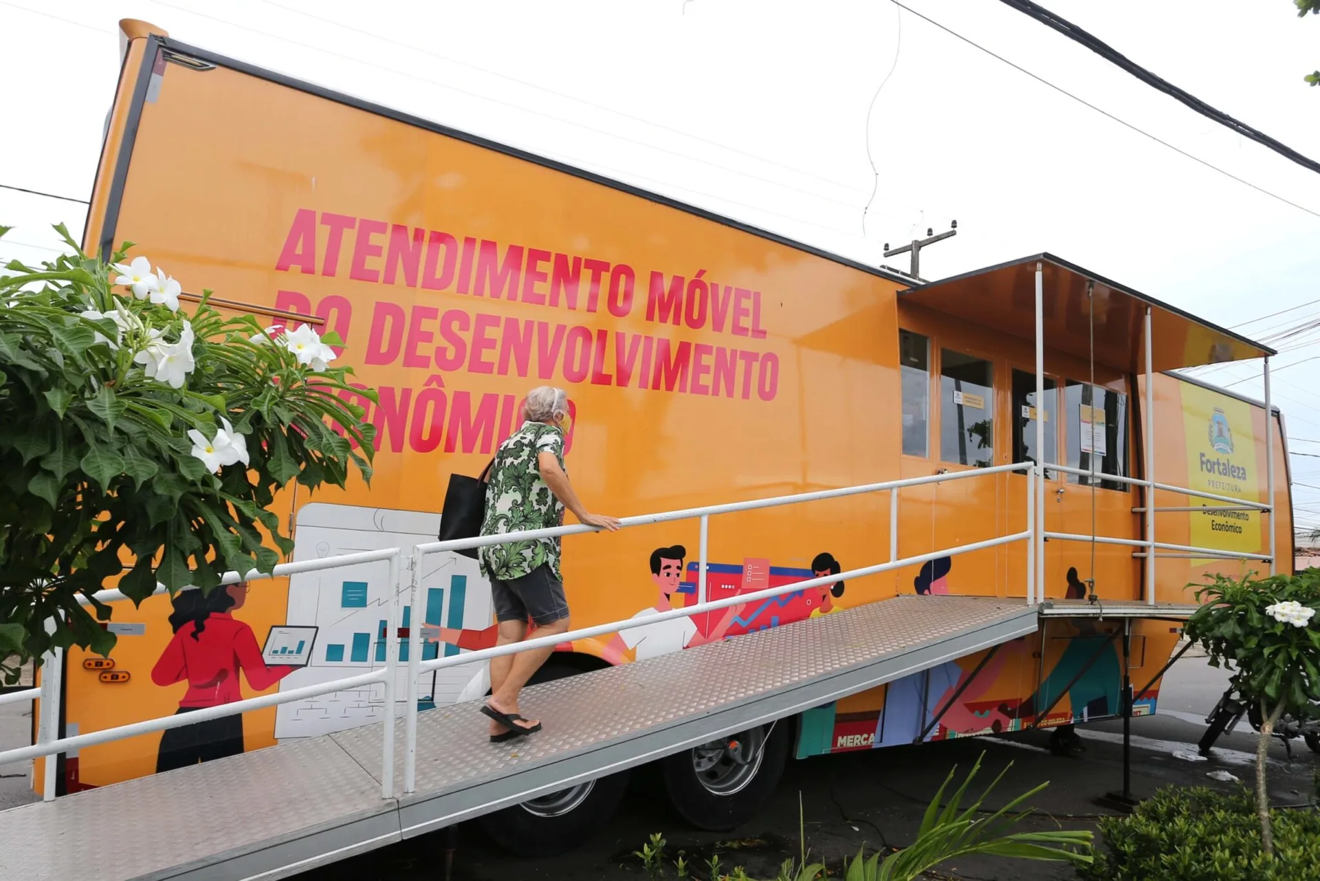 Unidade Móvel do Desenvolvimento Econômico atende moradores do bairro Parque Santa Rosa até o próximo dia 11