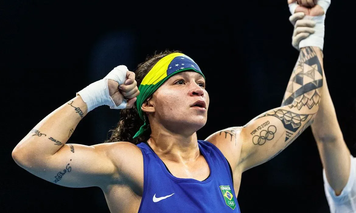 Bia Ferreira garante vaga na final do mundial feminino de boxe e luta pelo bicampeonato nesta sexta-feira (20)