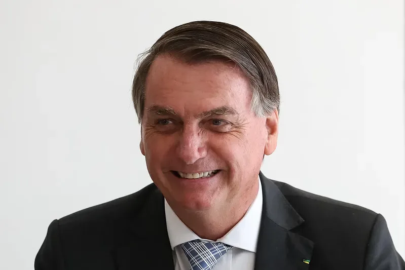 Bolsonaro faz propaganda de spray nasal de Israel contra a covid-19