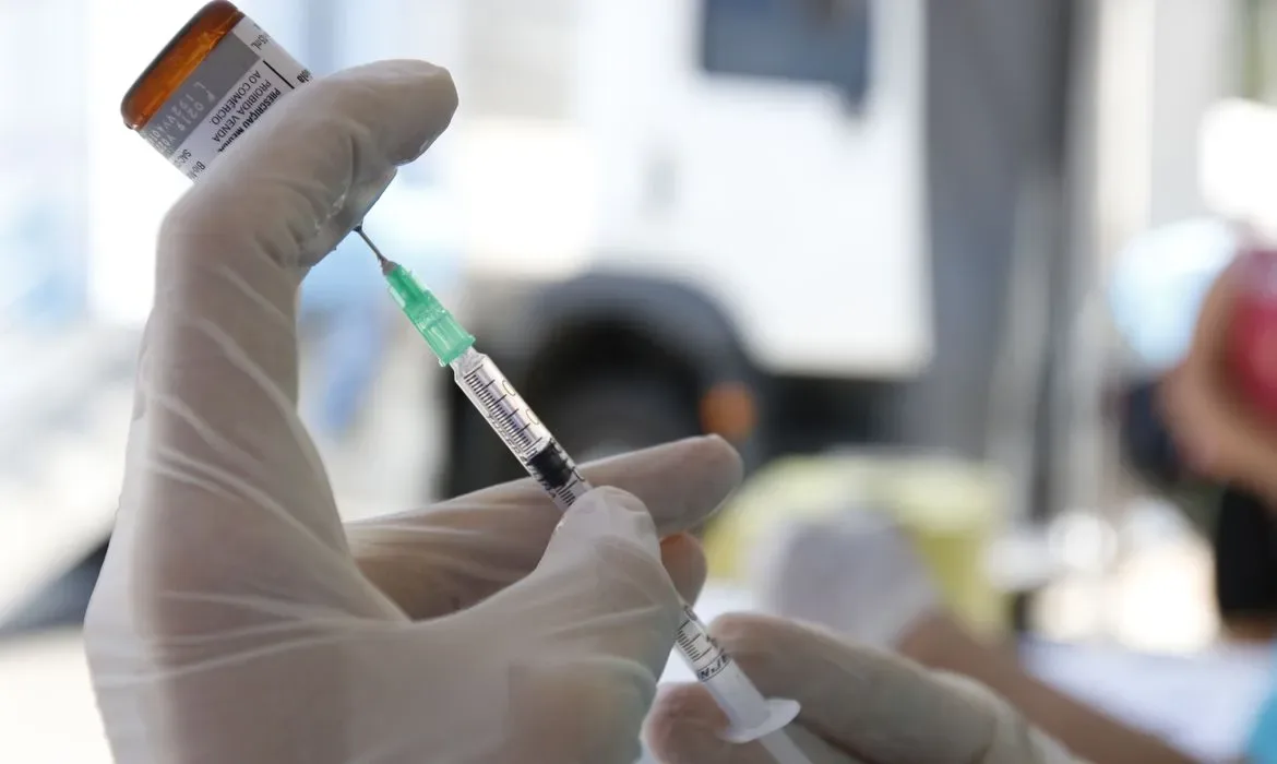 Vacinação evitou segunda onda da Covid-19 em profissionais de saúde no Ceará