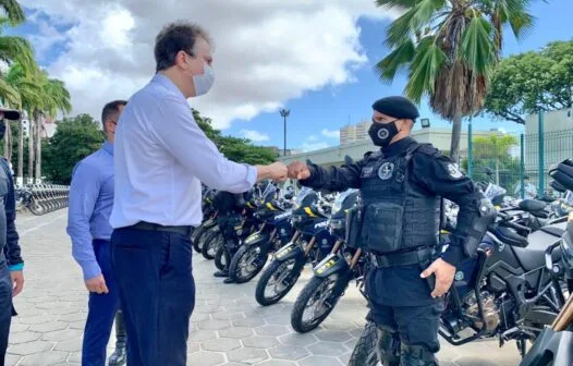 Em aniversário da PMCE, Camilo Santana entrega 160 motos para o CPRaio