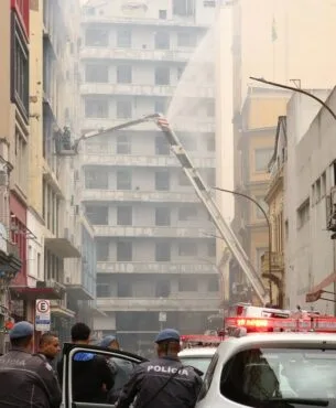 Começa limpeza em prédio incendiado da Rua 25 de Março