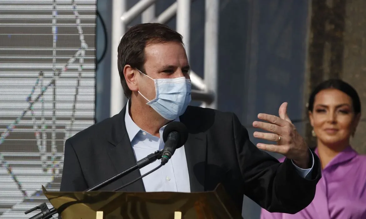 Prefeito Eduardo Paes, do Rio de Janeiro, testa positivo para a covid-19