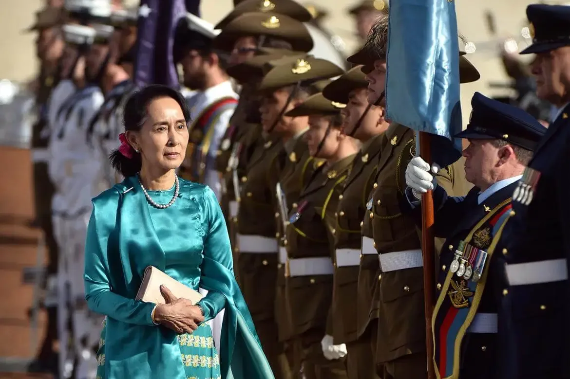 Líder de Myanmar é colocada em prisão domiciliar pelos militares