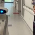 Robô piadista é lançado em hospital para ajudar crianças com covid-19
