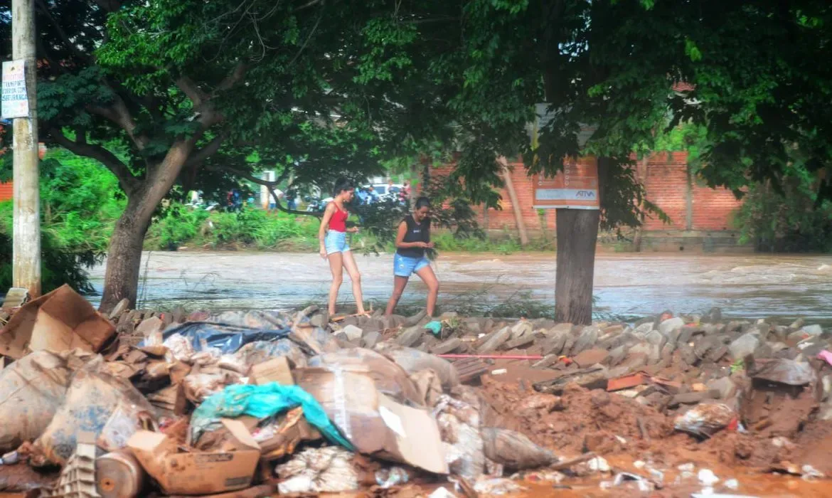 Chuvas deixam 63 cidades em situação de emergência em Minas