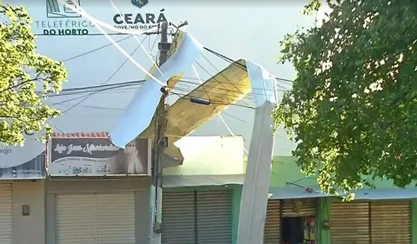 Telhas da estação do teleférico do Horto de Padre Cícero são arrancadas por ventania