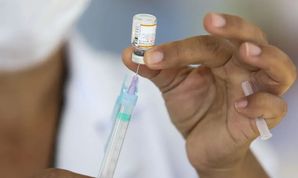 Março registra recorde de aplicações de terceira dose contra Covid-19 em Fortaleza, em 2022