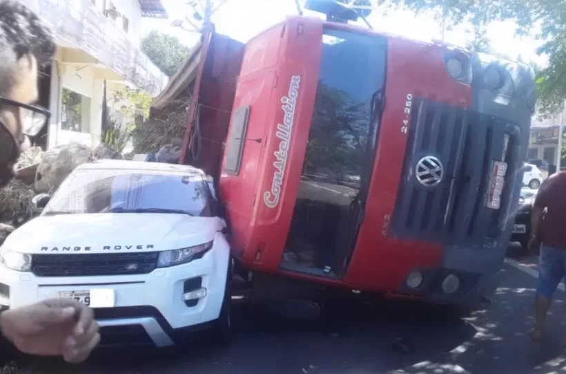 Caminhão tomba sobre carro de luxo em Fortaleza; ninguém ficou ferido