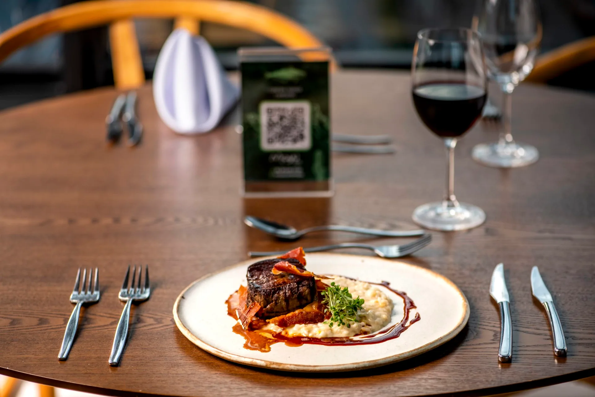 Saiba como harmonizar o vinho com a escolha do menu para ter uma experiência completa