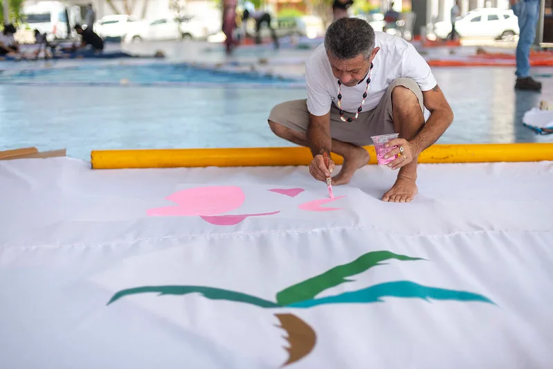 Artistas fazem exposição com pinturas em velas de jangadas no mar de Fortaleza