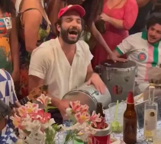 Humberto Carrão faz aniversário e reúne famosos em roda de samba