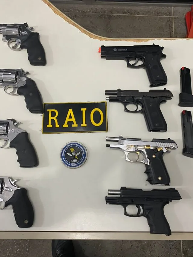 Sete armas de fogo e um simulacro de pistola são apreendidos no bairro Montese, em Fortaleza