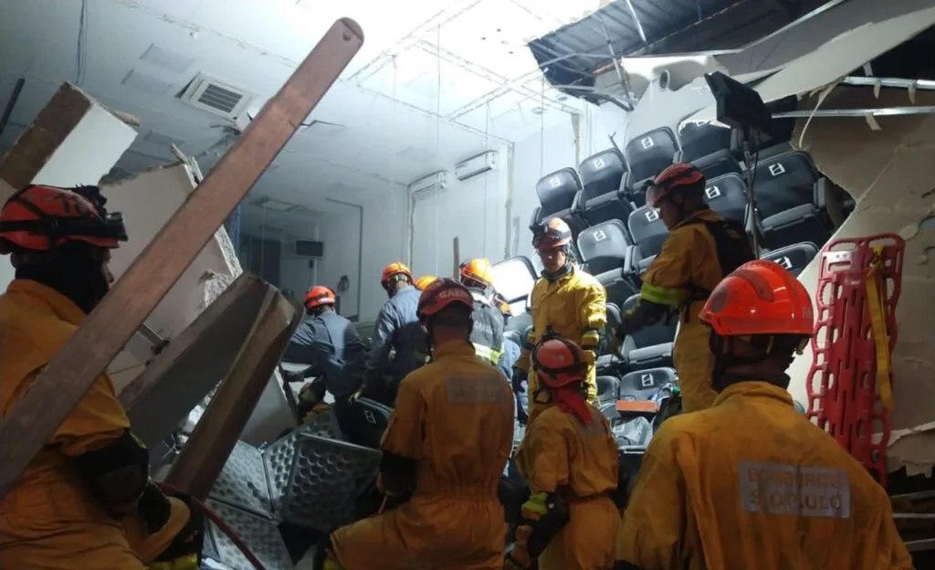 Bombeiros encerram buscas em desabamento que deixou nove mortos em Itapecerica da Serra