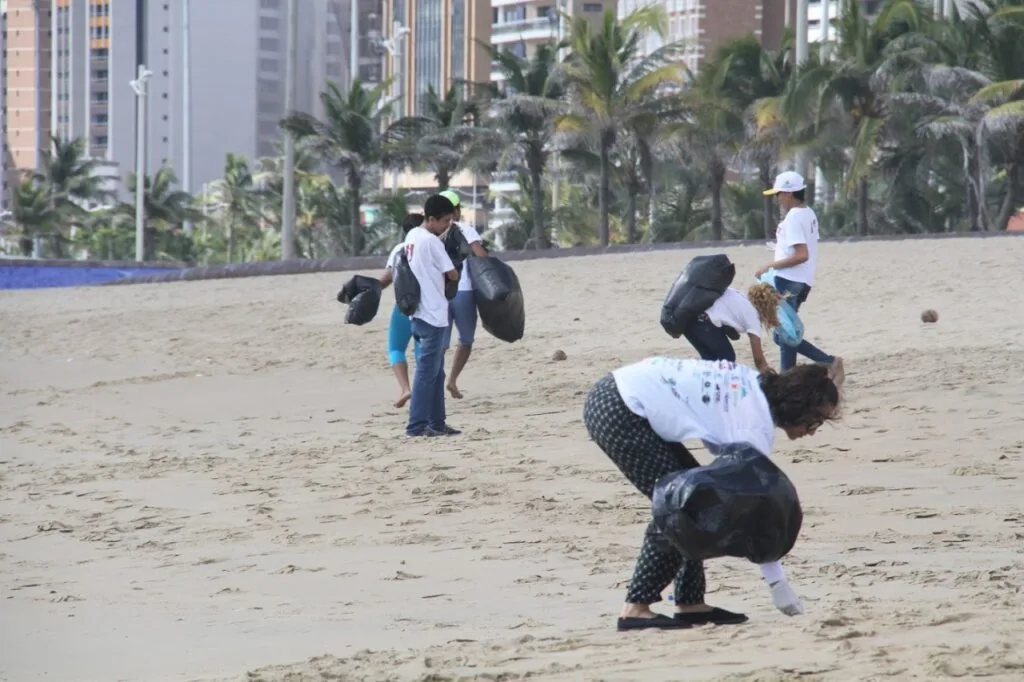 Duas toneladas de lixo são retiradas das praias de Fortaleza no fim de semana