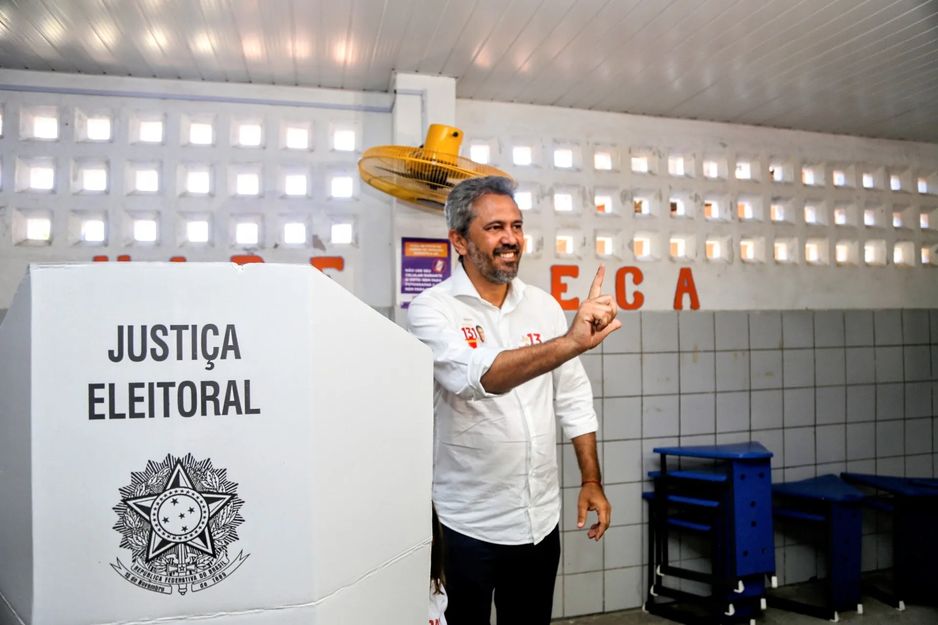 Elmano vota em Caucaia e declara: "expectativa de chegar em primeiro lugar nesse 1° turno"