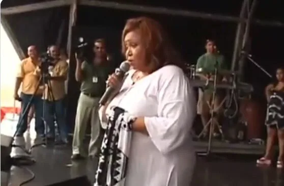 Réveillon 2008: Alcione descobre morte de humorista cearense e chora no palco