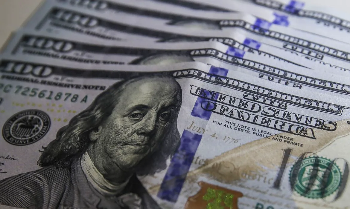 Dólar cai para R$ 5,31 com negociações para desidratar PEC