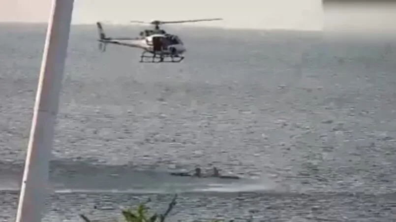Policial pula de helicóptero e captura suspeito em alto mar de Fortaleza