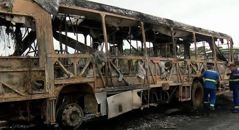 Circulação de veículos está restrita na área central de Brasília após noite de vandalismo