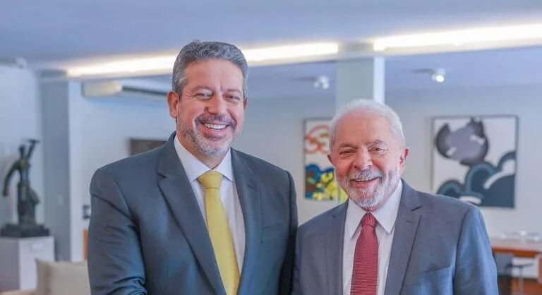 Em encontro, Lula e Arthur Lira negociam PEC do estouro e ministérios