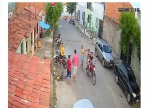 Influencer derruba mulher e criança de motocicleta em movimento em Sobral