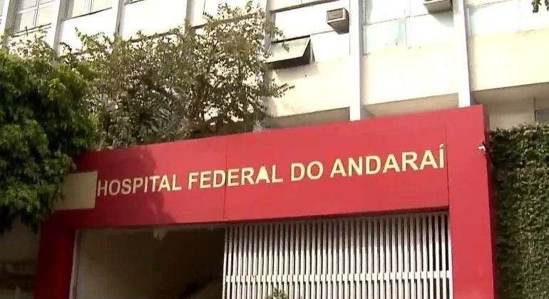 Médico dorme em hospital e é preso por omissão de socorro após morte de paciente no Rio de Janeiro
