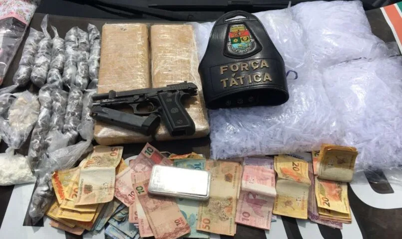 Mulher é presa com pistola e 2,1 kg de drogas em residência no bairro Vicente Pinzón