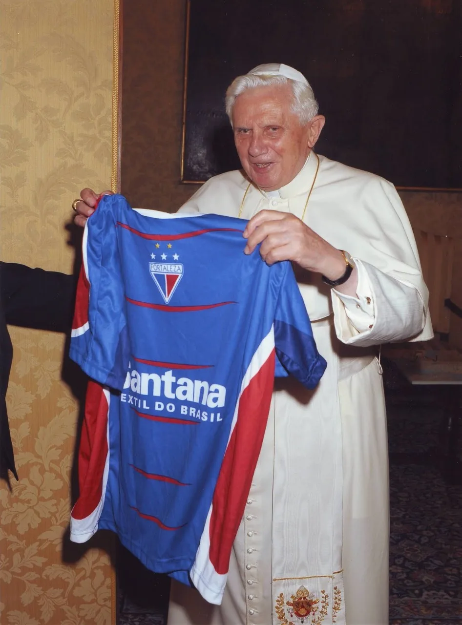 Papa emérito Bento XVI recebeu camisa do Fortaleza no Vaticano