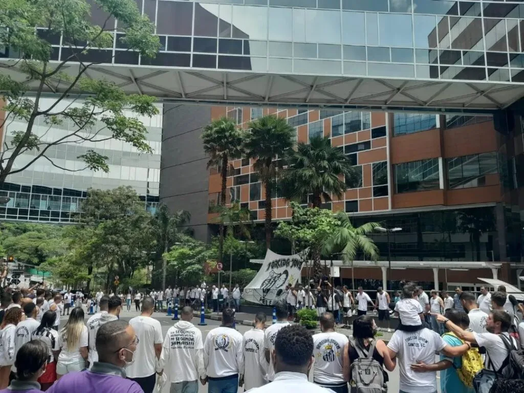 Torcida do Santos se reúne em frente a hospital para demonstrar apoio a Pelé