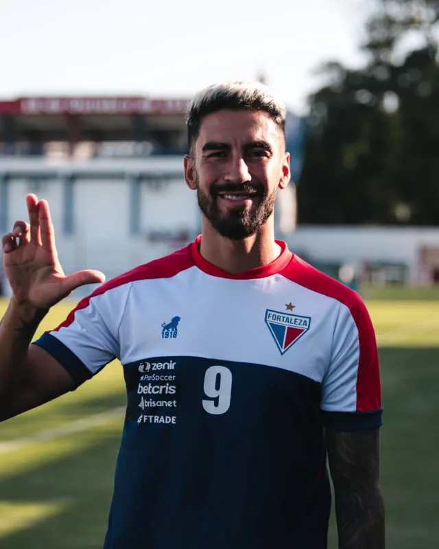 Novo Camisa 9, Lucero chega ao Fortaleza e faz 1º treino no Pici
