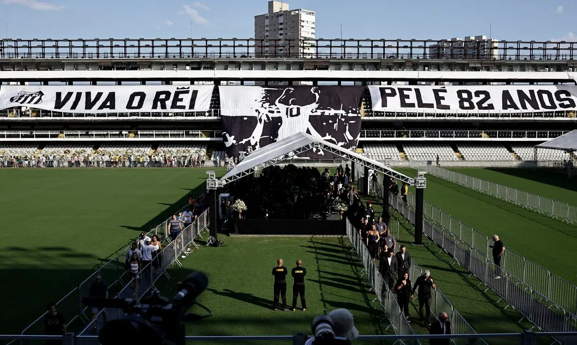 Lula irá ao velório de Pelé na manhã de terça-feira, afirma Planalto