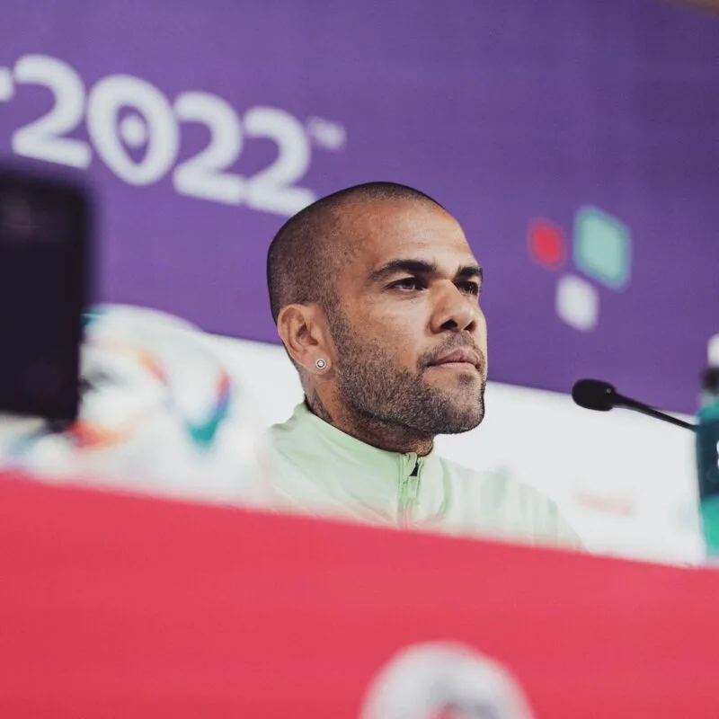 Mulher que acusa Daniel Alves de violência sexual recusa indenização financeira, afirma jornal estrangeiro