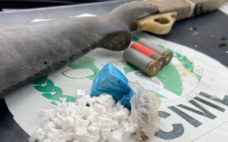 Polícia prende suspeita de tráfico de drogas e posse ilegal de arma de fogo em Morada Nova