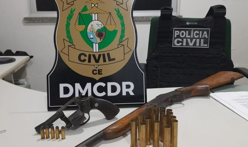 Polícia apreende armas de homem que dava tiros para ameaçar crianças que jogavam futebol na rua