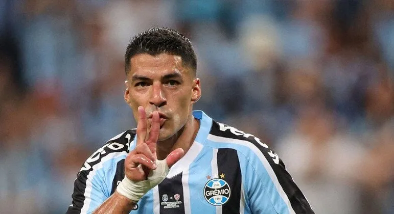 Suárez tem estreia de gala e marca três gols em vitória do Grêmio
