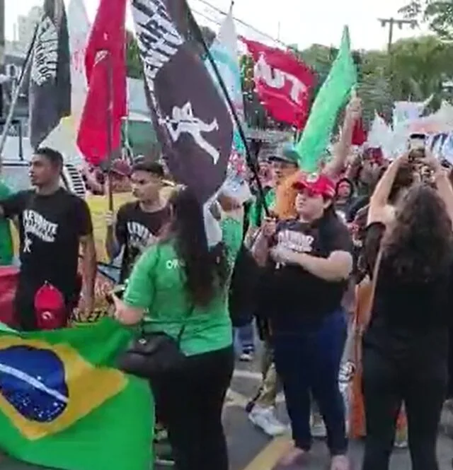 Manifestantes se reúnem em Fortaleza em ato a favor da democracia