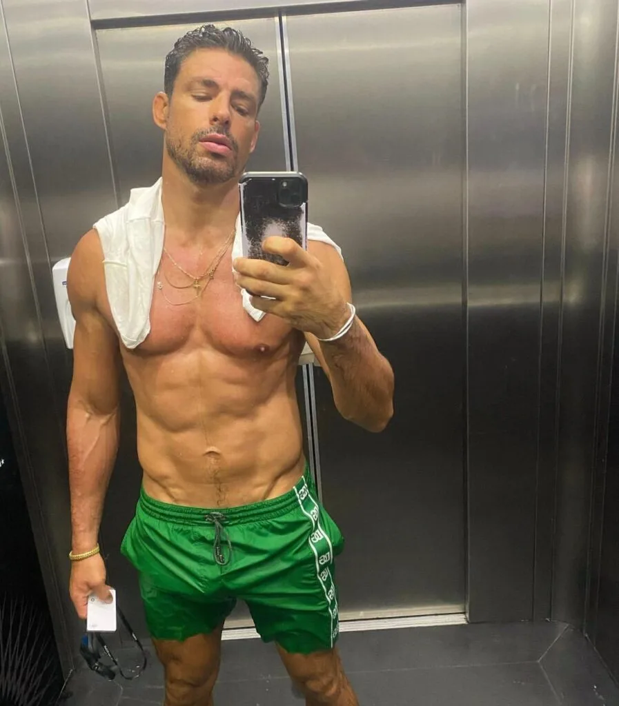 Cauã Reymond exibe corpo escultural na orla de Fortaleza