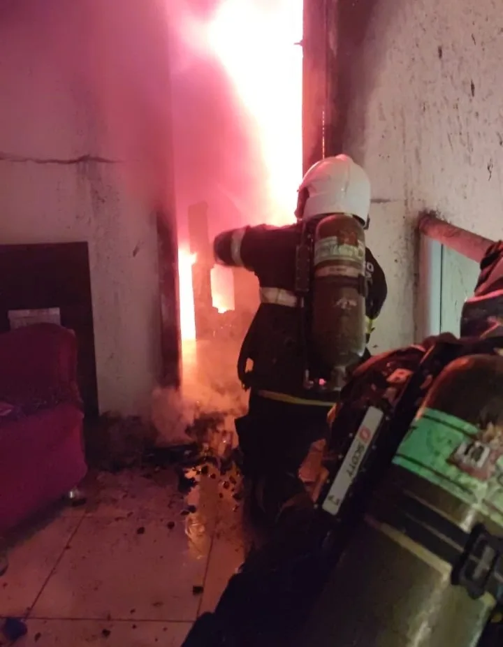 Corpo de Bombeiros apaga incêndio em residência no Demócrito Rocha