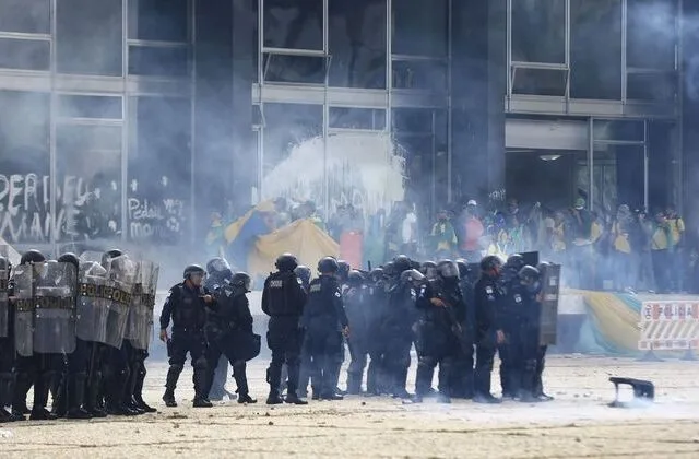 Moraes abre investigação e autoriza STF a julgar militares envolvidos nos atos de 8 de janeiro
