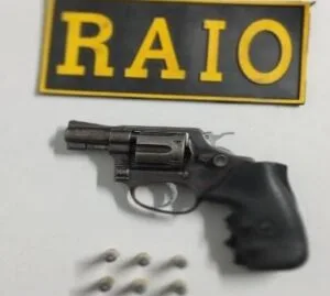 Polícia captura dupla e apreende arma em abordagem me Caucaia