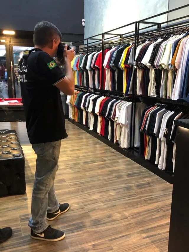 Polícia apreende 350 peças de roupas falsificadas do bairro Meireles, em Fortaleza