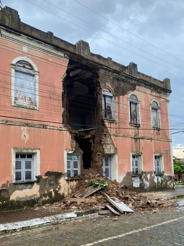 Casarão desaba parcialmente após fortes chuvas em Pacatuba